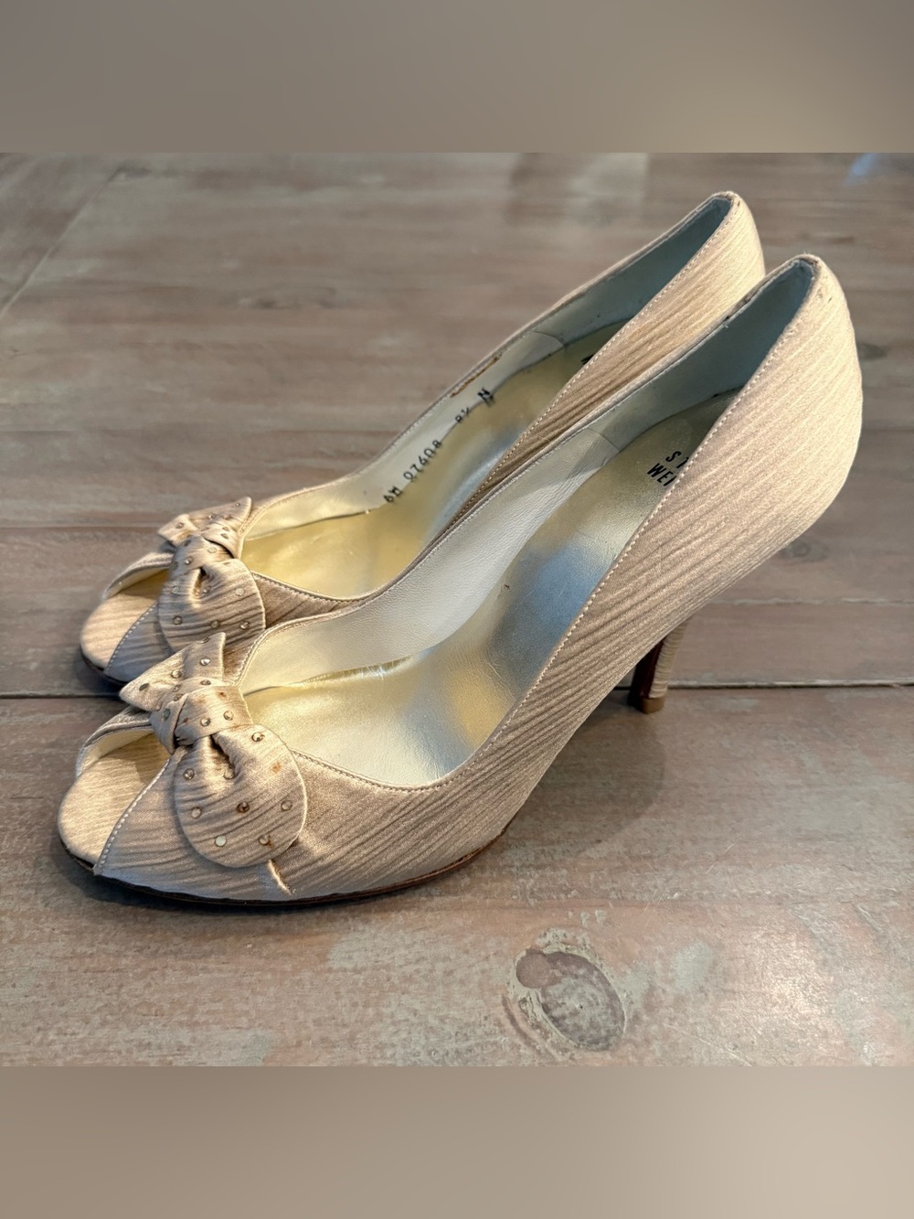 Stuart Weitzman peep-toe heels shimmering cream With Bow Sz 8.5 Preowned